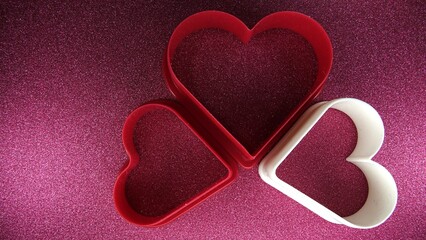 Biało czerwone kształty serca - symbole miłości © tomo81