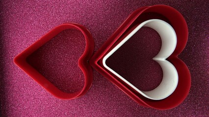 Biało czerwone kształty serca - symbole miłości © tomo81