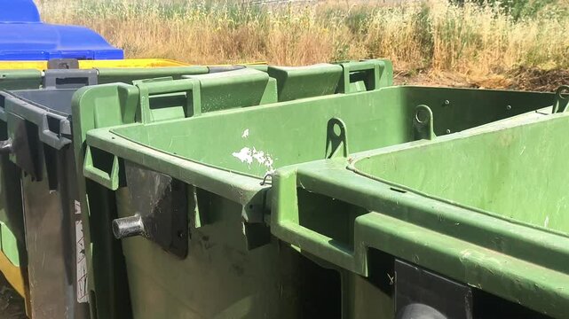 Contenedores de basura fuera de poblaci&oacute;n 