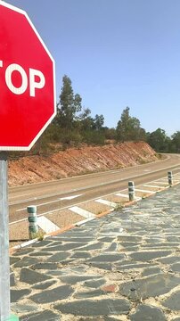 Se&ntilde;al de stop parar detener veh&iacute;culo en carretera 
