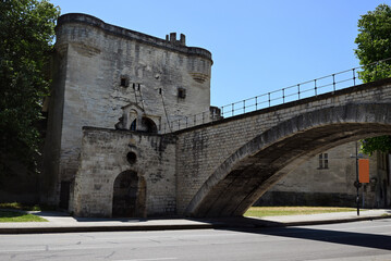 Porte d'acc&egrave;s des remparts de la ville au pont d'Avignon