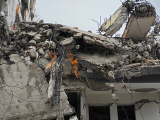 Depremde yıkılmış bina