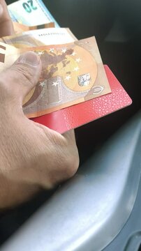  Contar dinero met&aacute;lico tarjeta de cr&eacute;dito o debito 