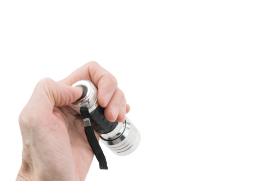 primo piano di mano che impugna una mini torcia a batterie in alluminio isolata su bianco o trasparente