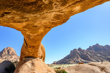Namibia, Spitzkoppe, rocce e arco di pietra