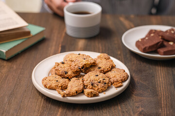 テーブルの上の美味しそうなクッキー