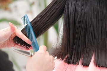美容室でヘアカットをする女の子