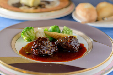 肉料理、フレンチ、フランス料理、牛肉の煮込み、ステーキ