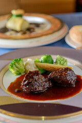 肉料理、フレンチ、フランス料理、牛肉の煮込み、ステーキ