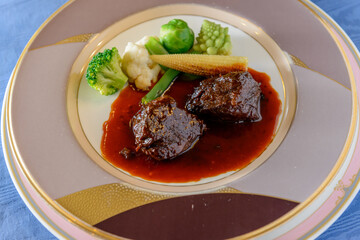 肉料理、フレンチ、フランス料理、牛肉の煮込み、ステーキ