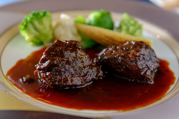 肉料理、フレンチ、フランス料理、牛肉の煮込み、ステーキ