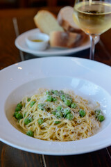 パスタ、パン、ワイン