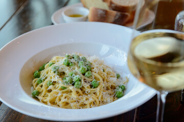 パスタ、パン、ワイン