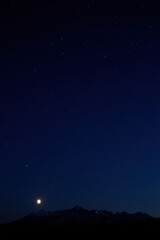 Obraz premium Abstract sunset landscape with geometric mountains