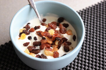 yogurt with raisins