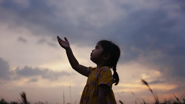 さみしげな顔になる子供、徐々にうつむき気持ちが沈んでいく