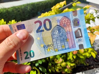 Banconote da 20 euro nelle mani di un uomo - ricchezza
