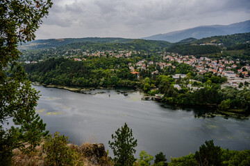 Obraz premium Aerial View of Pancharevo Lake and Surrounding Residential Area with Forested Hills and Mountains in the Distance, Kokalyane, Bulgaria