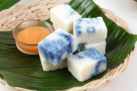 Pulut Ketan Srikaya or Kue Pulut Tai Tai.