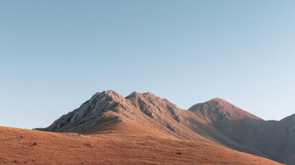 Naklejka premium minimalist view of italian ridge line during golden hour light featuring dramatic contrasts