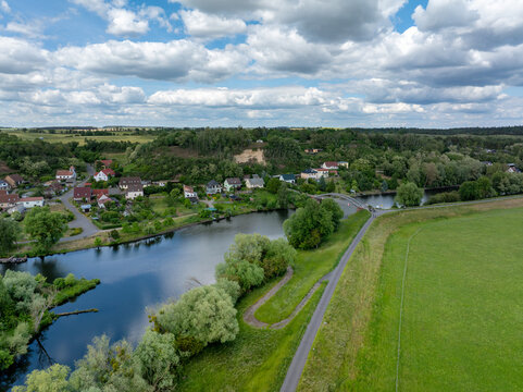 Radweg an der Oder mit Blick auf das Dorf St&uuml;tzkow