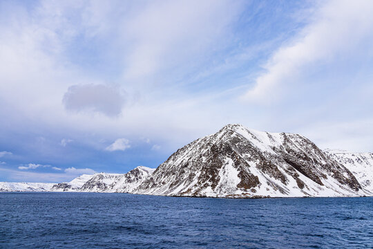Berge und Felsen im Winter in der Finnmark in Norwegen