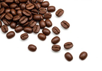 Obraz premium Roasted coffee beans scattered on white background