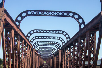 Puente sobre río para ferrocarril