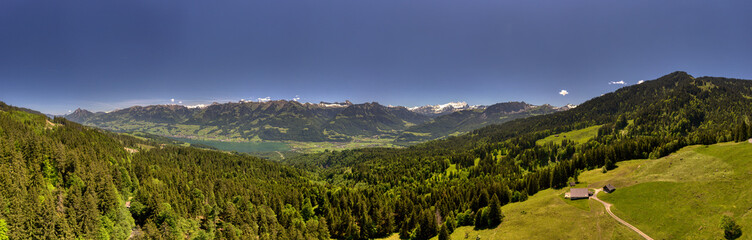 Der Sarnersee vom Glaubenberg aus zu sehen, Luftaufnahme Mai 2025, Schweiz