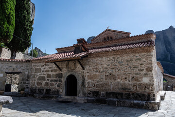 Obraz premium ancient churches in the remote mountains of the Meteora Valley in Greece on a May day