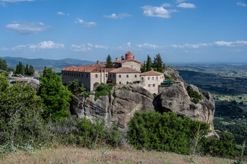 Obraz premium ancient churches in the remote mountains of the Meteora Valley in Greece on a May day