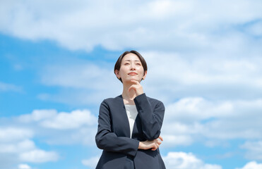 ビジネス　女性　青空