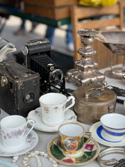  starocie, vintage, aparaty, filiżanki bibeloty na straganie