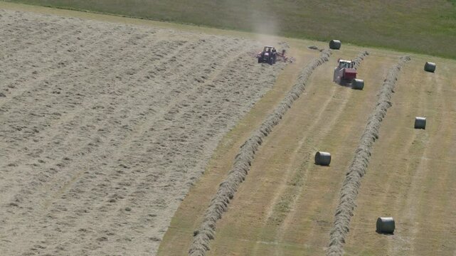 Travail des tracteurs dans les champs