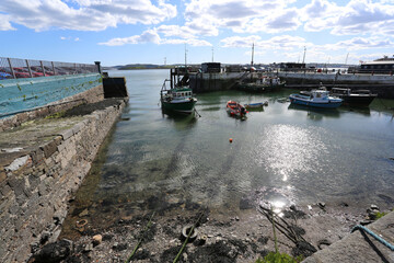 Port de Cobh en Irlande et bateaux de pêche