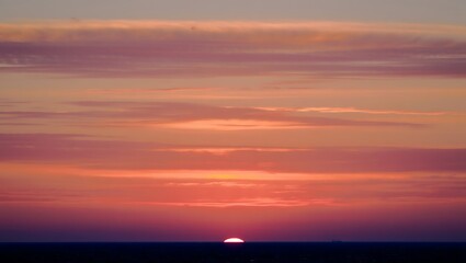 Fototapeta premium Serene Sunset A Captivating Display of Colors Across the Horizon