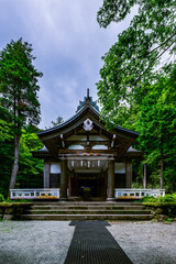 公時神社の美しい本殿と緑豊かな自然の景観　神奈川県箱根町