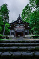 Fototapeta premium 公時神社の美しい本殿と緑豊かな自然の景観 神奈川県箱根町