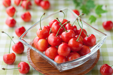 【さくらんぼ】初夏に収穫期を迎える黄色がかった桜色のかわいい果実。甘酸っぱく爽やかな味わいを楽しみます。