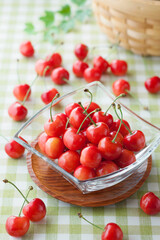 【さくらんぼ】初夏に収穫期を迎える黄色がかった桜色のかわいい果実。甘酸っぱく爽やかな味わいを楽しみます。