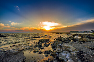  夕日に染まる湘南、森戸海岸の美しい岩礁風景　神奈川県葉山町