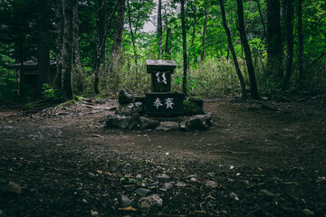  新屋山神社奥宮の静寂な森に佇む祈りの祭壇　金運　パワースポット