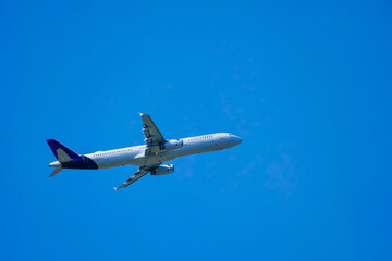 Flugzeug nach Start an blauem Himmel