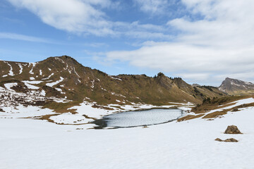 Lac de Roy au printemps lorsque la neige commence a disparaitre - Haute Savoie