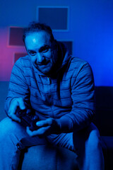 Obraz premium Engaging in gaming during a vibrant nighttime setting