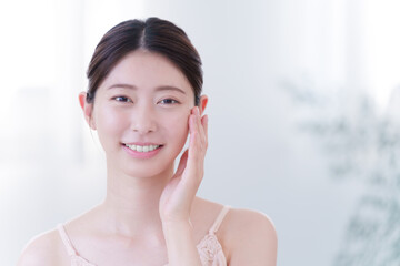若い女性の美容スキンケア