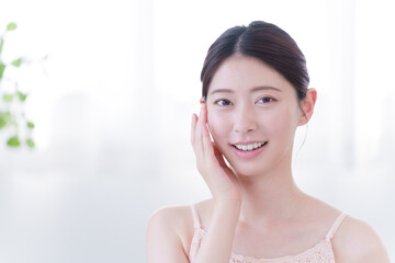 若い女性の美容スキンケア