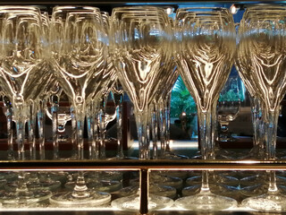 美しく磨き上げられたワイングラスが並ぶ風景