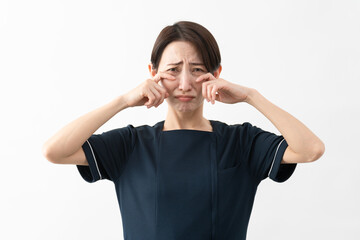 エステサロン制服を着た若い女性　ビューティイメージ