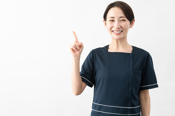 エステサロン制服を着た若い女性　ビューティイメージ